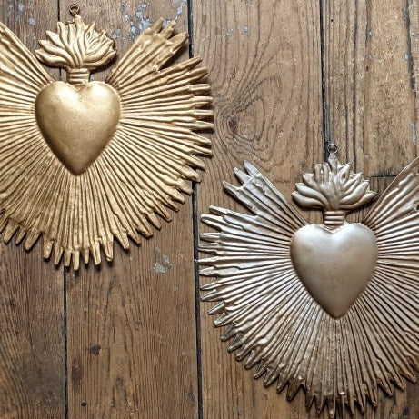 Gold colored ex voto heart 'Rays